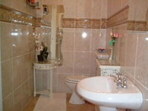Ducha, artículos de tocador gratuitos, secador de pelo, toallas