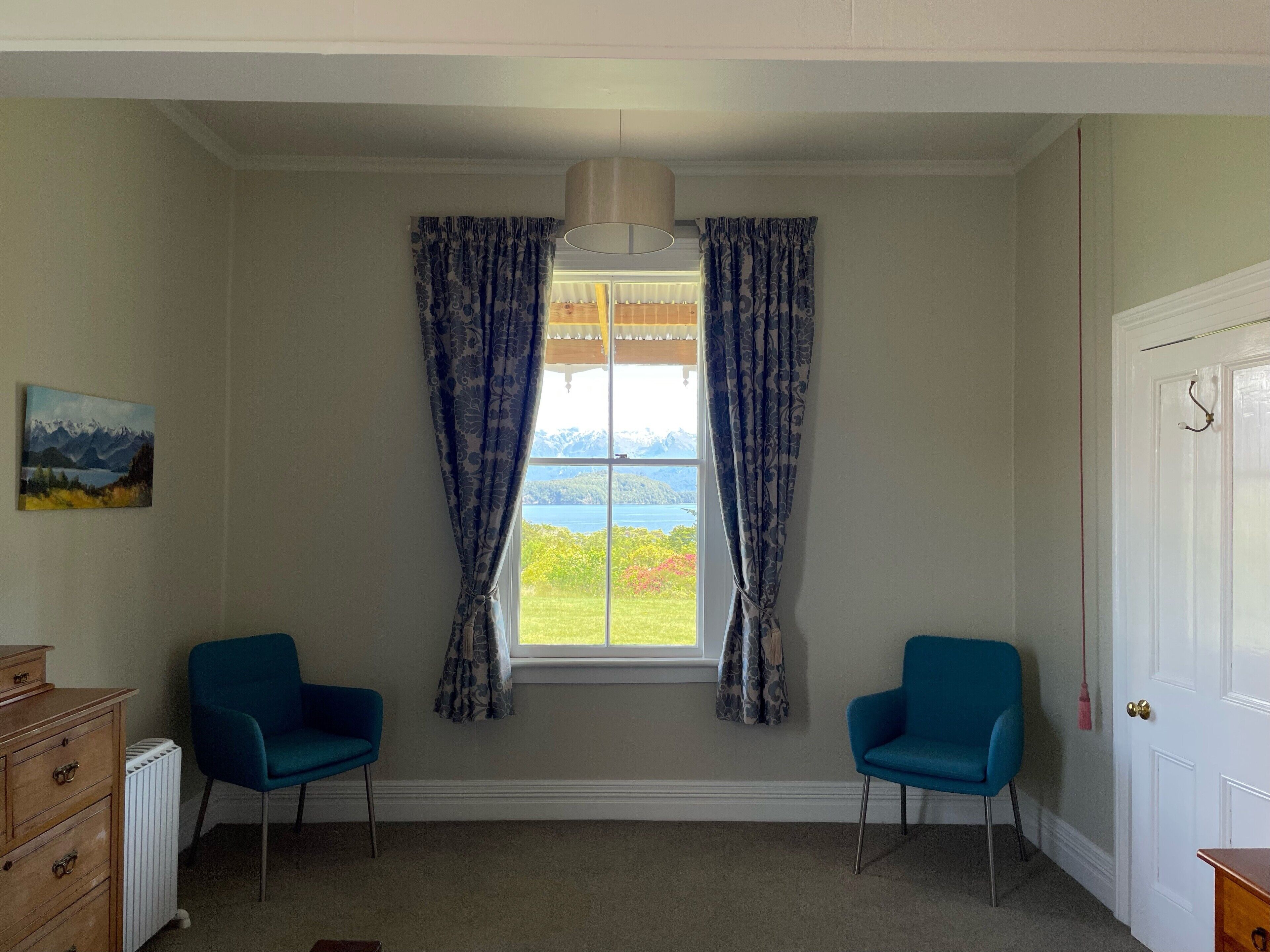 スーペリア ダブルルーム キングベッド 1 台 レイクビュー 1 階 | 客室ごとに異なる装飾、客室ごとに異なるインテリア、アイロン / アイロン台、WiFi (無料)