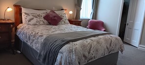 Standard Double Room, 1 Queen Bed, Garden View | Individually decorated, individually furnished, iron/ironing board - Murrell's Grand View House (Manapouri)