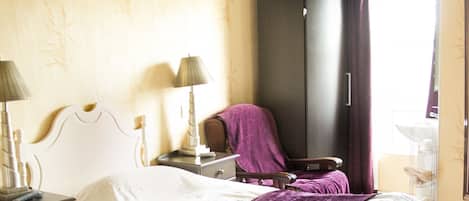 Chambre avec lits jumeaux, salle de bain attenante | Fer et planche Ă repasser, accĂšs au Wi-Fi (inclus), literie fournie