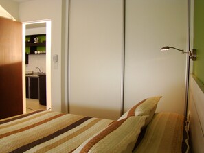 1 habitación, decoración personalizada, muebles diferentes y escritorio 