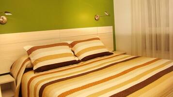 1 habitación, decoración personalizada, muebles diferentes y escritorio