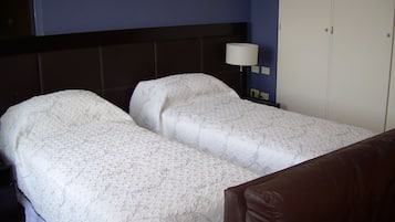 Decoración personalizada, muebles diferentes, camas extra y wifi gratis