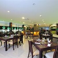 供应早餐、午餐和晚餐，国际美食