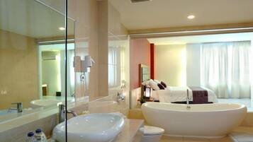 Presidential Suite | Bathroom | Free toiletries, slippers, towels