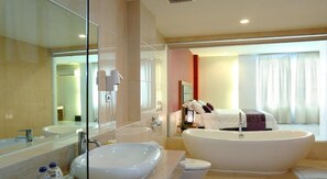 Suite Présidentielle | Salle de bain | Articles de toilette gratuits, chaussons, serviettes fournies