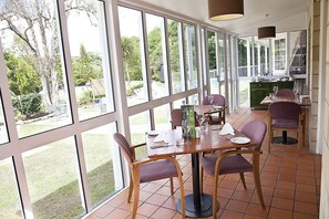 Breakfast and dinner served