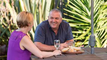 Breakfast and dinner served