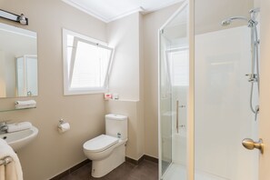 Executive studio | Badkamer | Een douche, gratis toiletartikelen, een haardroger, handdoeken