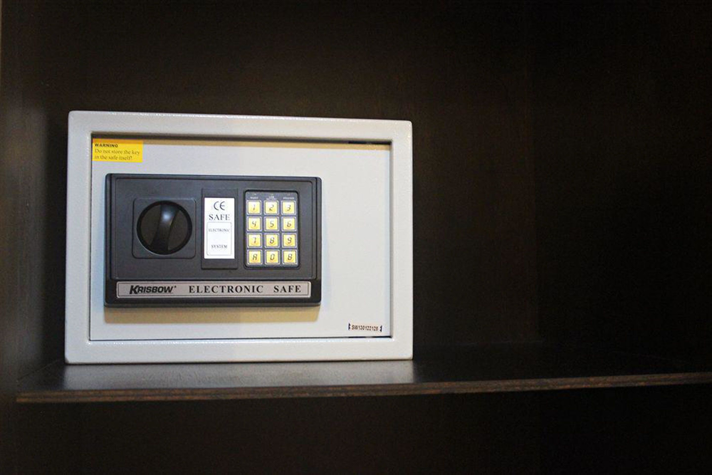 deluxe double room | safe