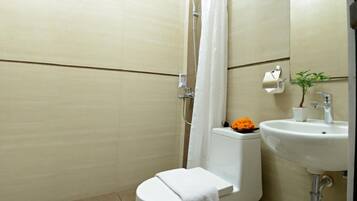 Deluxe Double Room | Bathroom | Shower, towels