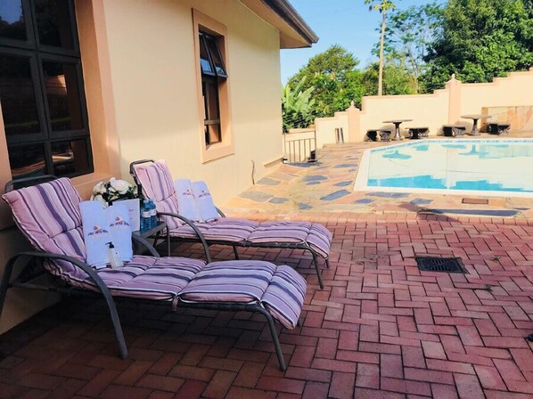 En säsongsöppen utomhuspool