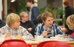 Petit déjeuner et déjeuner servis sur place, restauration en plein air 