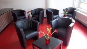 Lobby sitting area - Jugendherberge Berlin-International - Hostel (Berlin)