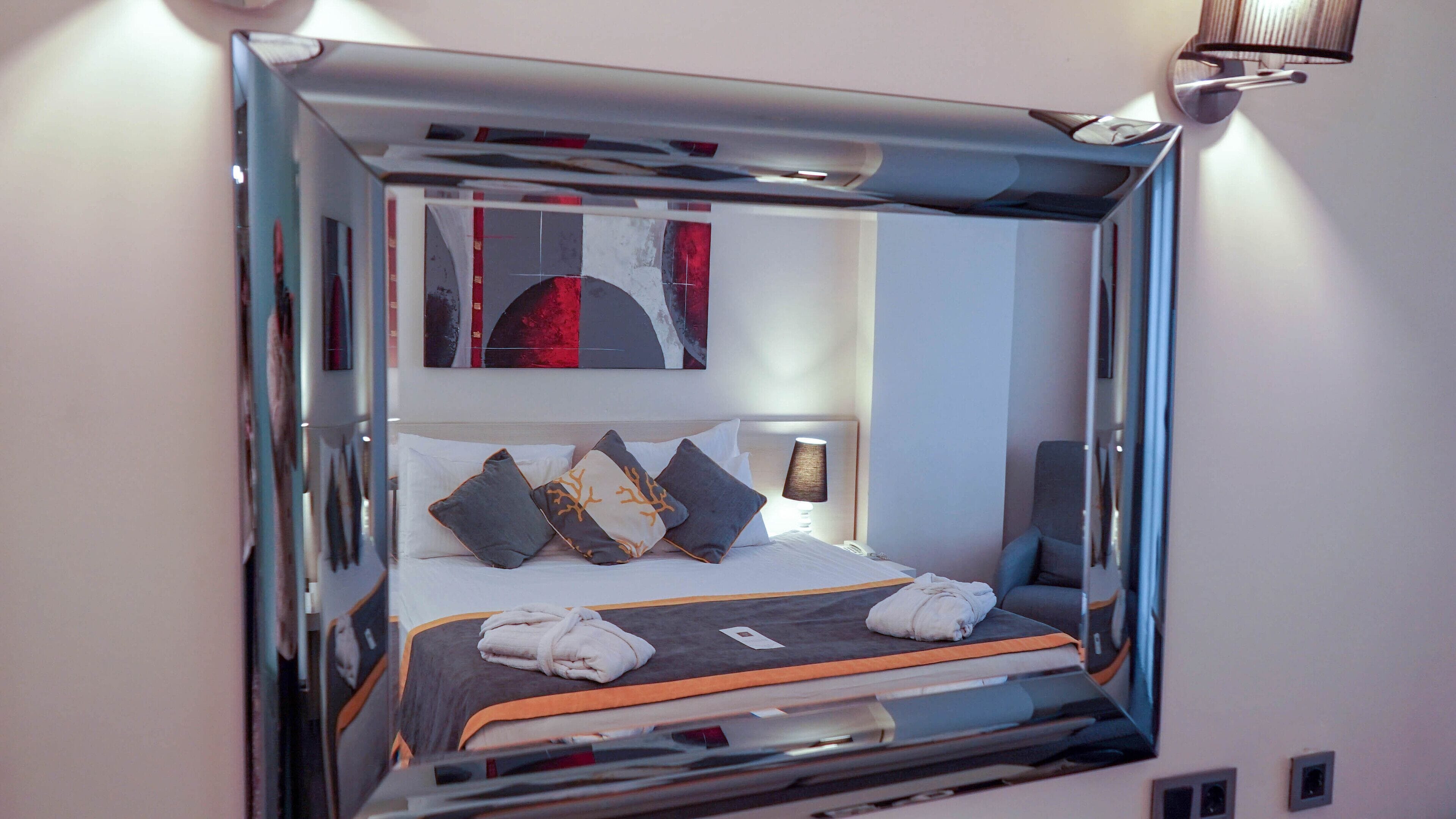 Suite ejecutiva | Ropa de cama de alta calidad y minibar 