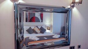 Suite ejecutiva | Ropa de cama de alta calidad, minibar, caja fuerte