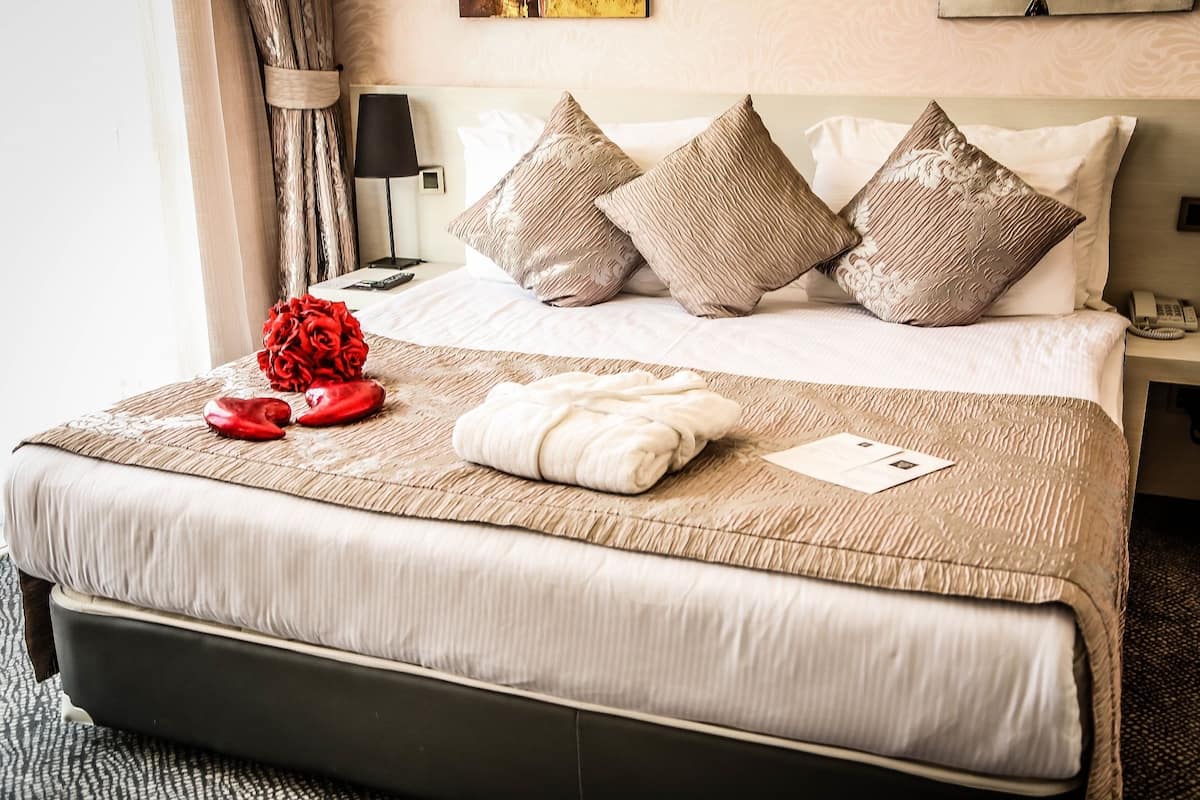 Executive Suite | 1 bedroom, premium bedding, minibar, in-room safe