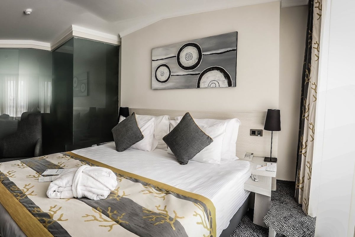 Economy Double Room, 1 Bedroom, Smoking | 1 bedroom, premium bedding, minibar, in-room safe