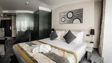 Economy Double Room, 1 Bedroom, Smoking | 1 bedroom, premium bedding, minibar, in-room safe