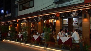 Outdoor dining - Chaweng Palace Hotel (Koh Samui)