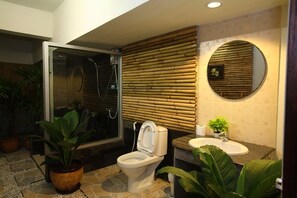 Shower, towels - Chaweng Palace Hotel (Koh Samui)