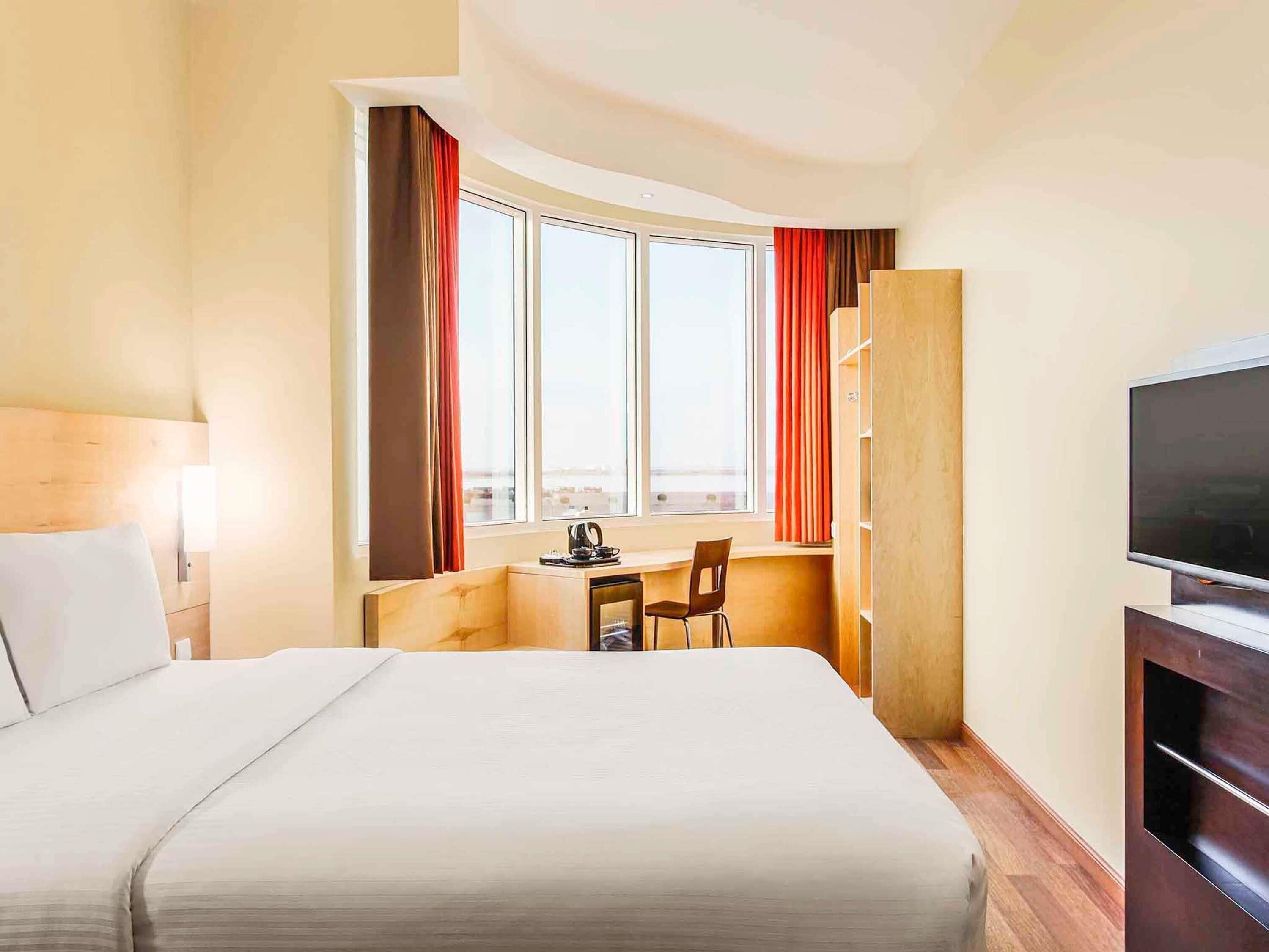 Premium bedding, in-room safe, desk, laptop workspace
