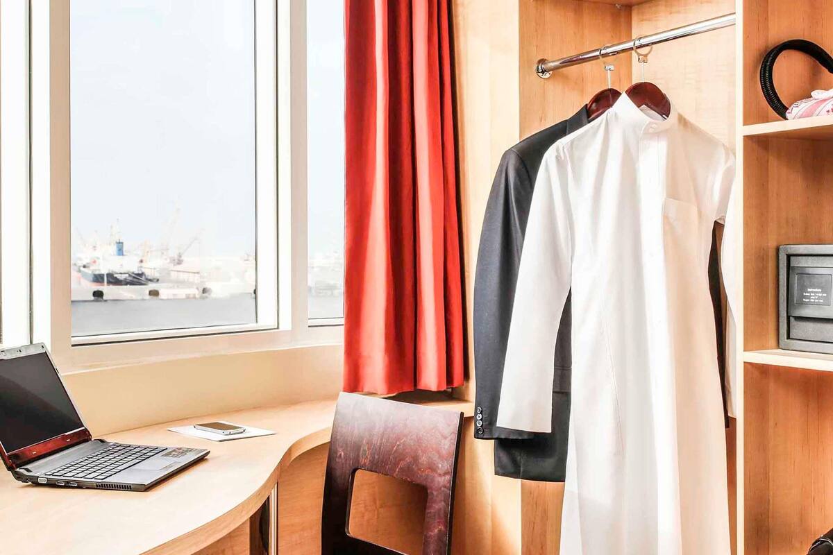 Ropa de cama de alta calidad y caja de seguridad en la habitación