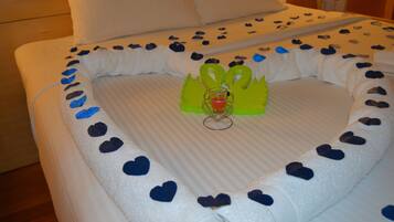 Roupas de cama premium, cofres nos quartos, escrivaninha