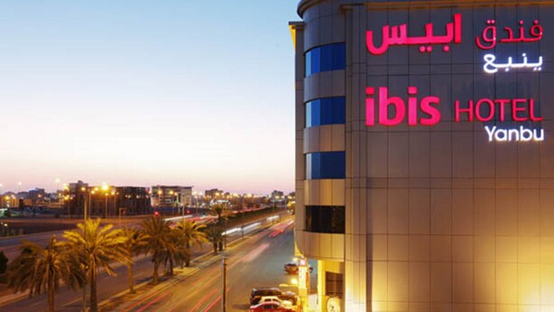 A hotel with a prominent sign in Arabic and English, indicating it is the ibis hotel in Yanbu. - Ibis Yanbu Saudi Arabia (Yanbu)