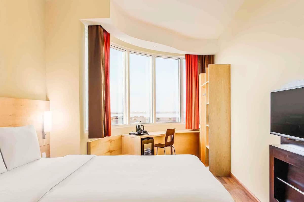 Premium bedding, in-room safe, desk, laptop workspace