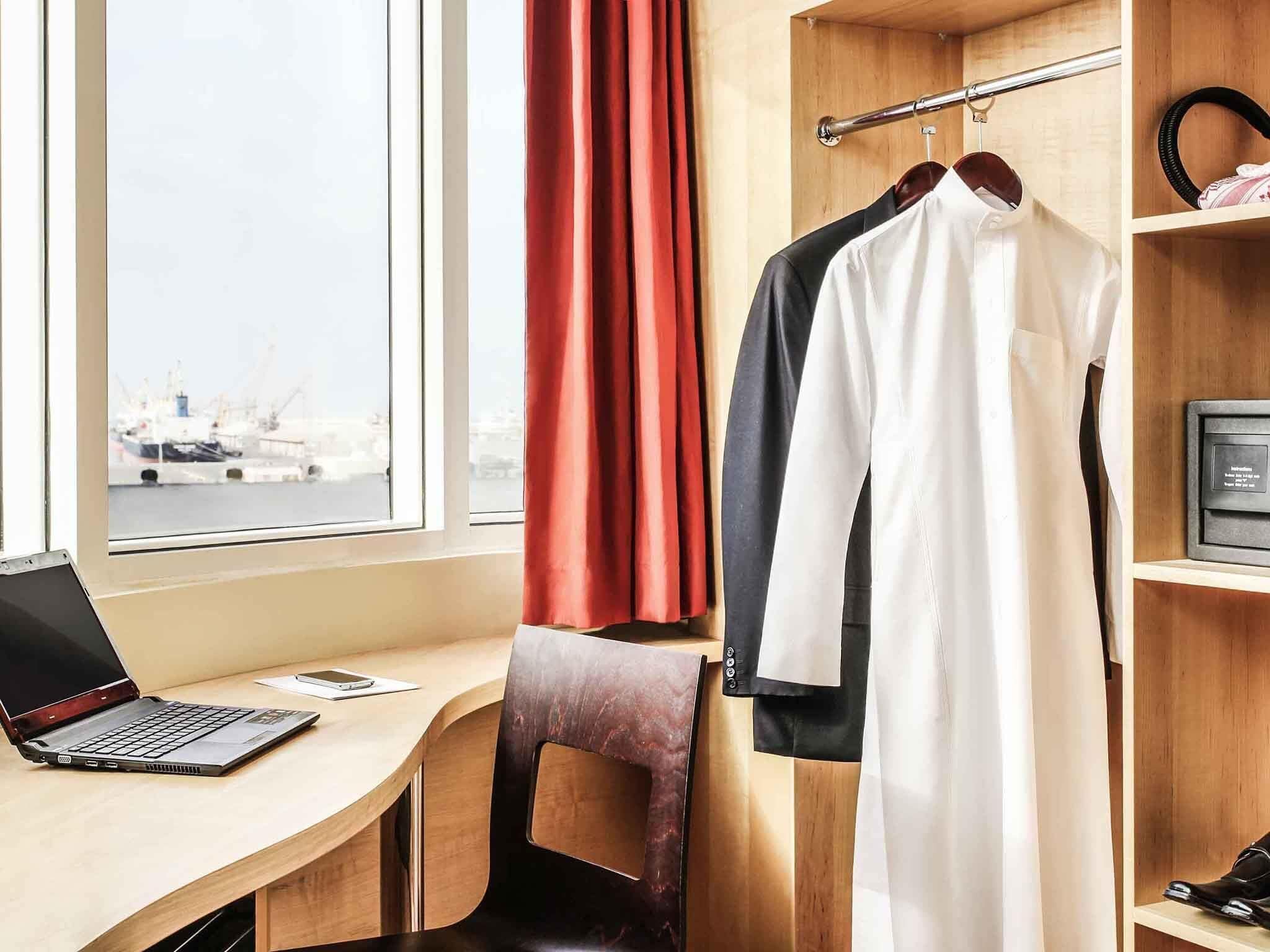 Hochwertige Bettwaren, Zimmersafe, Schreibtisch