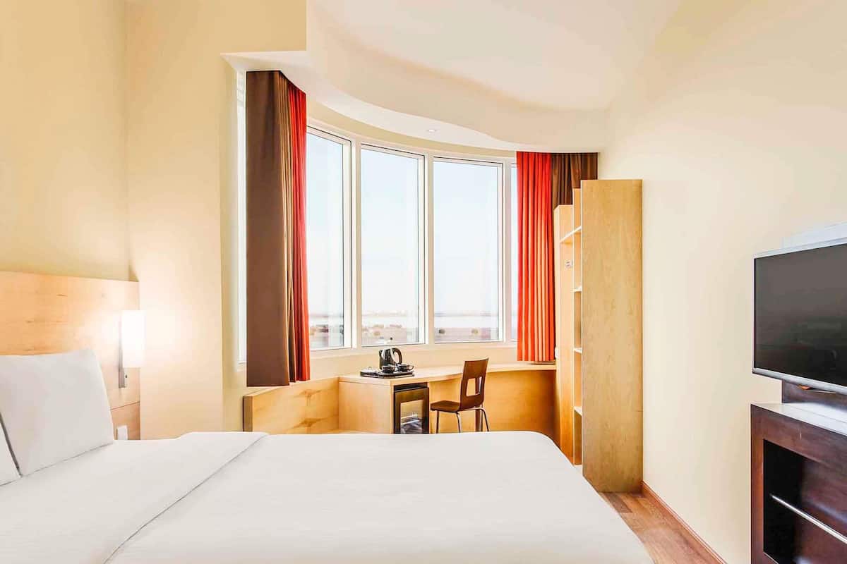 Luxe beddengoed, een kluis op de kamer, een bureau, een laptopwerkplek