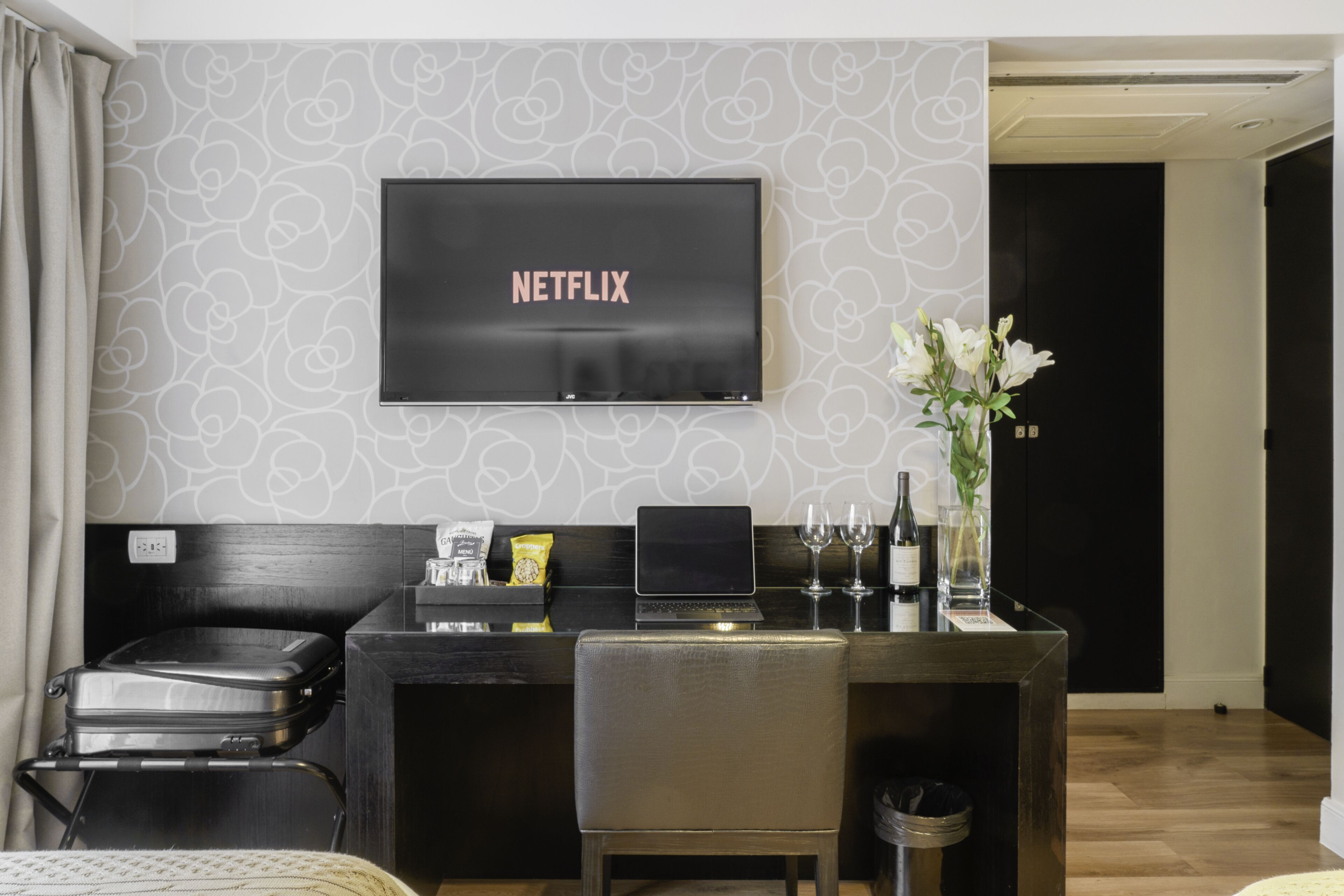 Combined shower/tub, deep soaking tub, rainfall showerhead