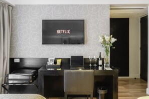 Combined shower/tub, deep soaking tub, rainfall showerhead