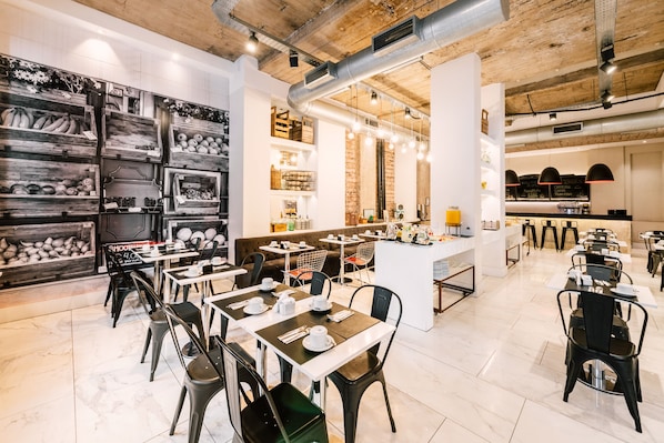Café da manhã com buffet grátis todos os dias