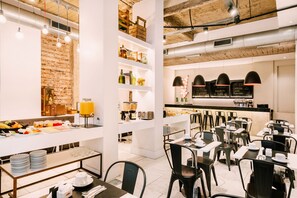 Bao gồm bữa sáng buffet hàng ngày 