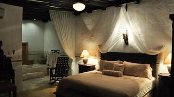 Deluxe suite, 1 kingsize bed (Jacuzzi) | Een minibar, een kluis op de kamer, gratis wifi