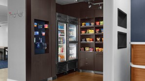 Ein moderner Einkaufsbereich mit einer Kühlvitrine und Regalen voller Snacks.