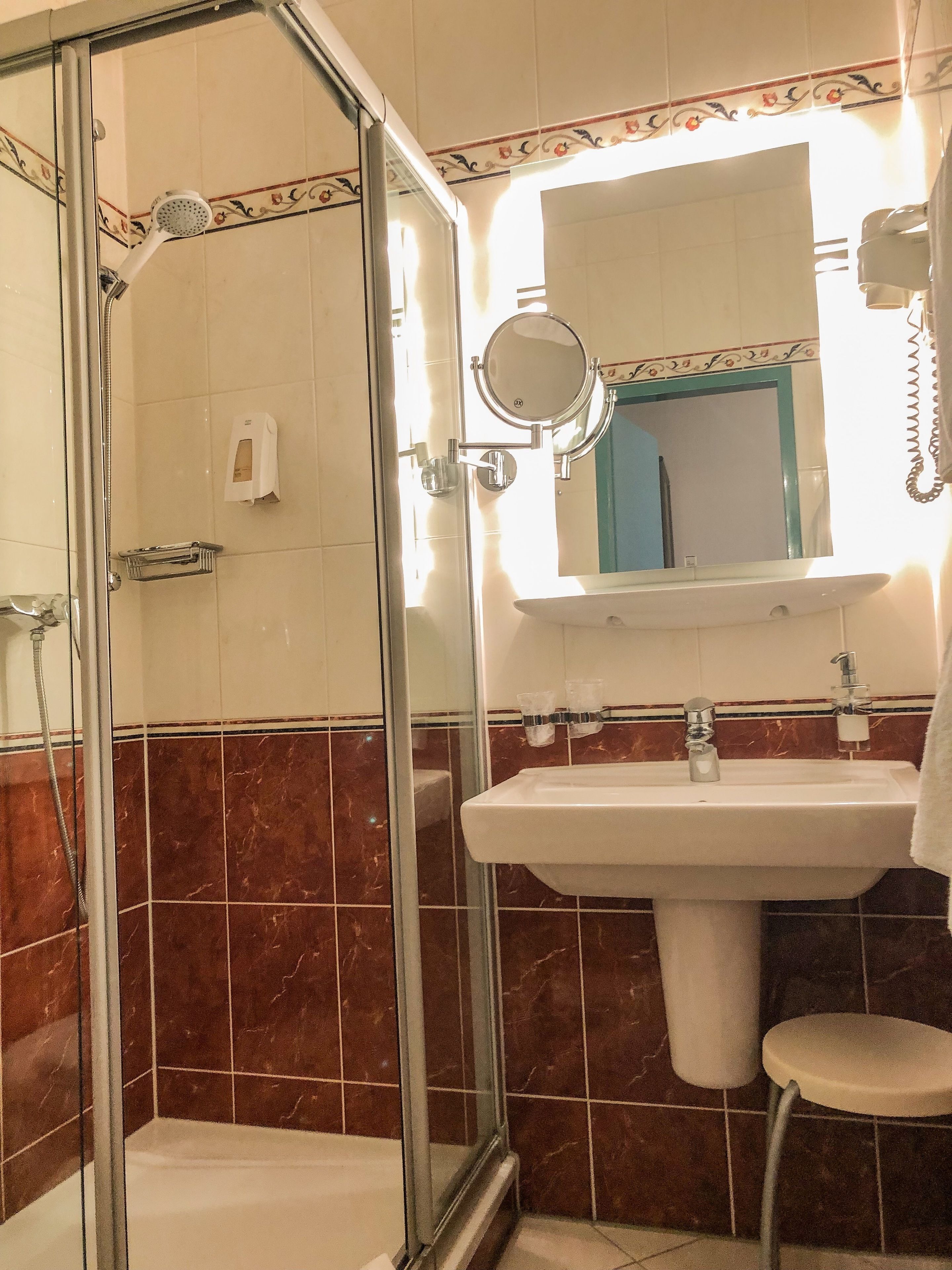 standard single room | bathroom | shower, free toiletries, hair dryer, towels