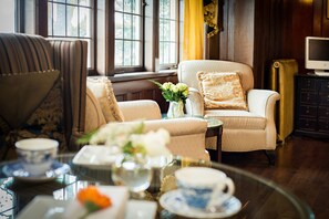 Sala de estar en el lobby