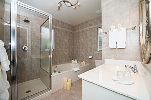 Suite Deluxe, 1 letto queen con divano letto, cucina (Master Suite) | Bagno | Doccia, set di cortesia gratuito, asciugacapelli, asciugamani