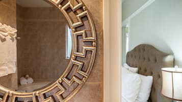 Deluxe Suite, 1 Queen Bed with Sofa bed, Kitchen (Master Suite)