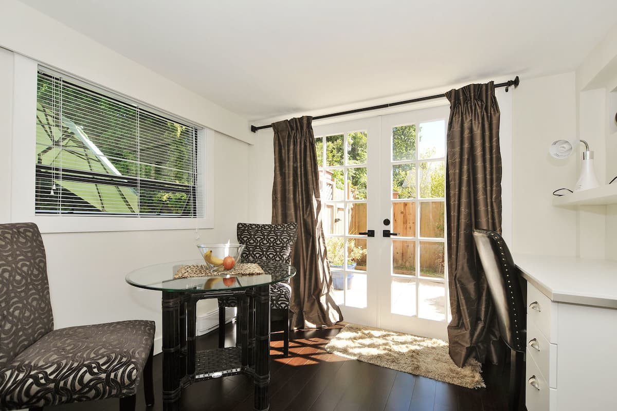 Deluxe Suite, 1 Queen Bed with Sofa bed, Non Smoking, Kitchen (Garden with Terrace) | In-room dining