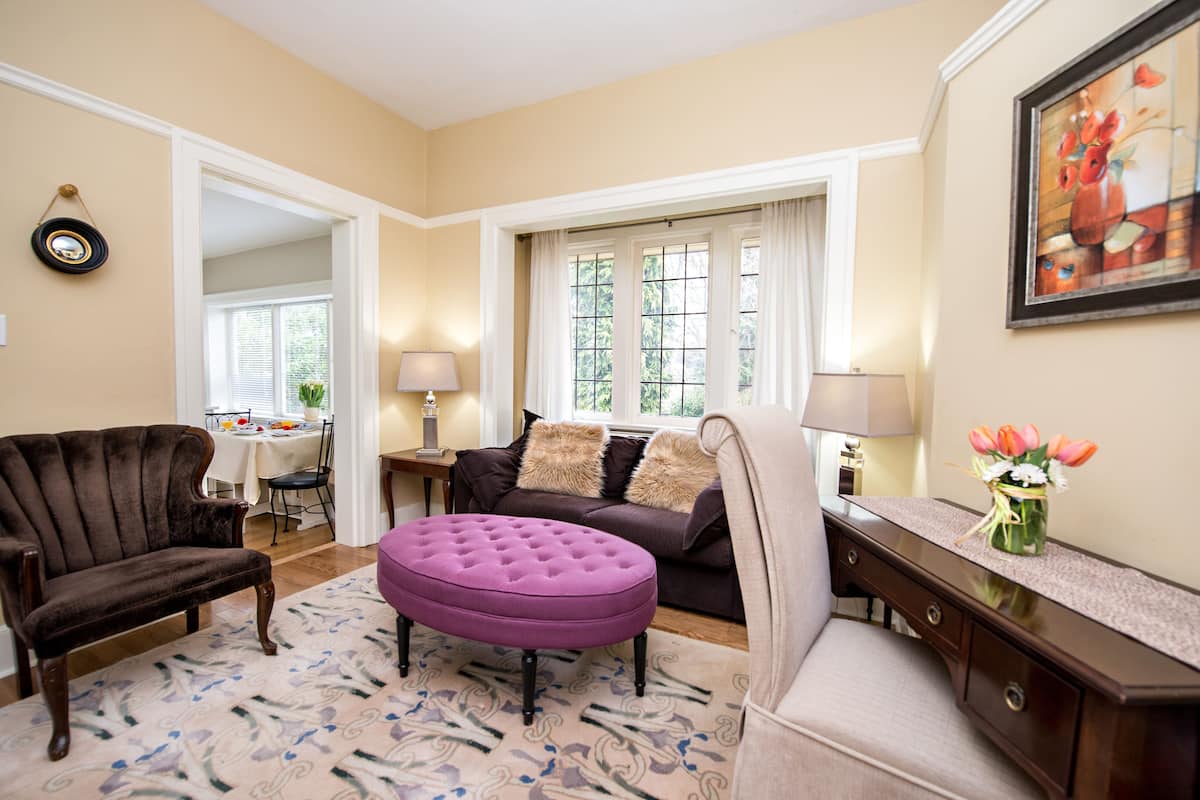 Deluxe Suite, 1 Queen Bed with Sofa bed, Kitchen (Master Suite) | Living area