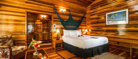 Minibar, caja de seguridad en la habitación, wifi gratis y ropa de cama