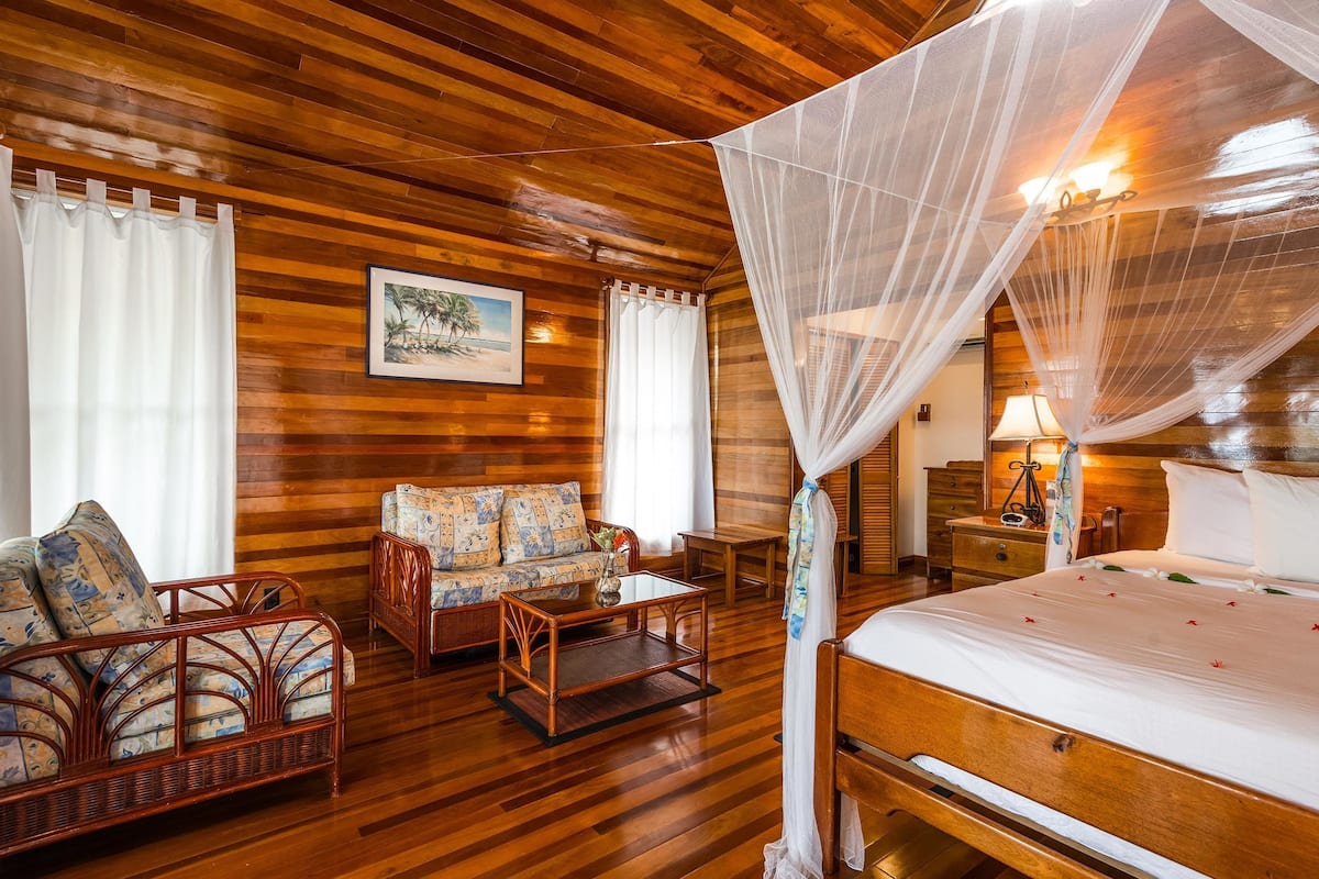 Minibar, brankas, Wi-Fi gratis, dan seprai linen