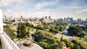 A cityscape with a mix of modern and older buildings, a park with trees and a statue, and a clear sky. - Esplendor by Wyndham Buenos Aires Plaza Francia (Buenos Aires)