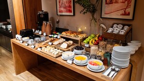 A buffet with various food items and a coffee station. - Esplendor by Wyndham Buenos Aires Plaza Francia (Buenos Aires)