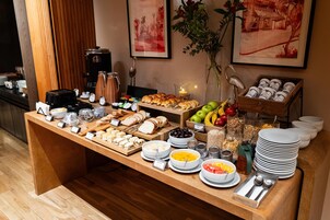Un bufé con diversos alimentos y una estación de café.