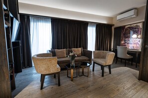 Suite, 1 kingsize-seng (VIP) | Dundyner, senger med overmadrass, minibar og safe på rommet